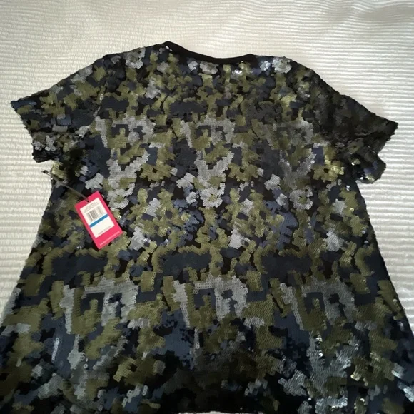Vince Camuto Sequin Camo Top in Black, Green, and Silver Embellished T-Shirt XL - Picture 4 of 5